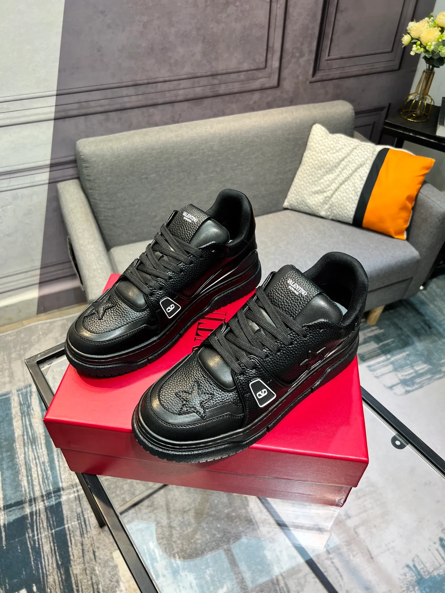 Men's Men's Shoes 💰660 Valentino 2023 early autumn new star shoes are now online! Wang Hedi and Ren Jialun have been worn by many celebrities. Who can refuse the same couple shoes as Wang Hedi! The design of Stars Stab My Heart is cool and spicy. The material of the shoes is cowhide, and every color is beautiful! Size 35-40, men’s size 39-44 (women’s 41, men’s 38, 45🉑️customized)